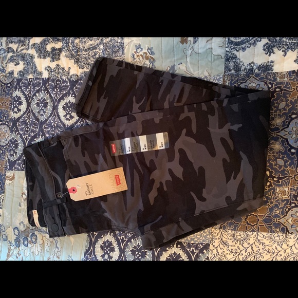 NWT Levi Camouflage Jeans. - Picture 1 of 4